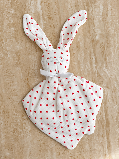 Doudou lapin Petit Cœur en gaze de coton à petits cœurs rouges, posé à plat