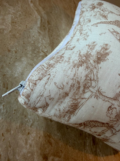 Gros plan sur le motif en toile de Jouy beige et la fermeture éclair de la trousse de toilette Safari beige