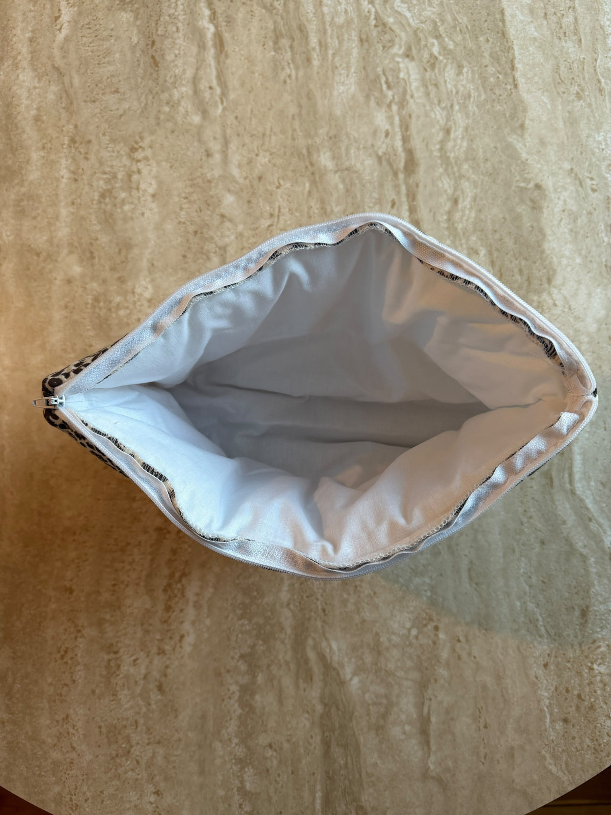 Trousse de toilette Léopard ouverte, intérieur doublé blanc
