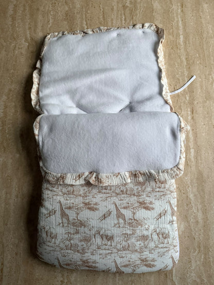 Nid d'ange bébé Safari en toile de Jouy rose, prénom brodé sur le rabat