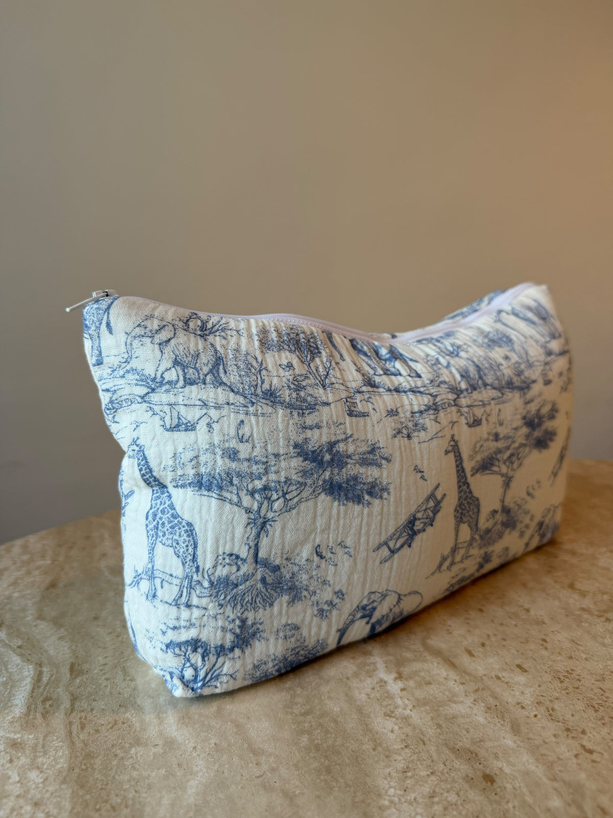 Trousse de toilette Safari bleue vue de trois quarts