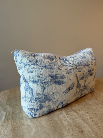 Trousse de toilette Safari bleue vue de trois quarts