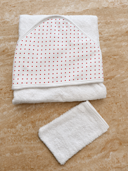 Parure de bain Petit Cœur : cape de bain pliée et gant de toilette