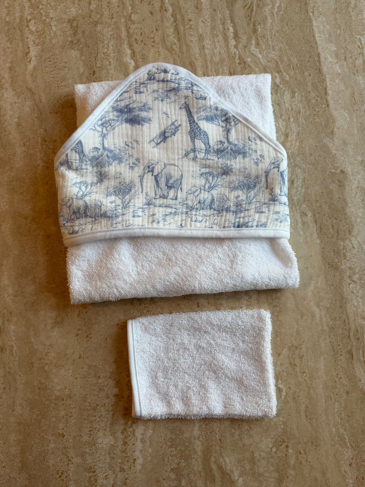 Cape de bain Safari bleue pliée avec son gant de toilette assorti