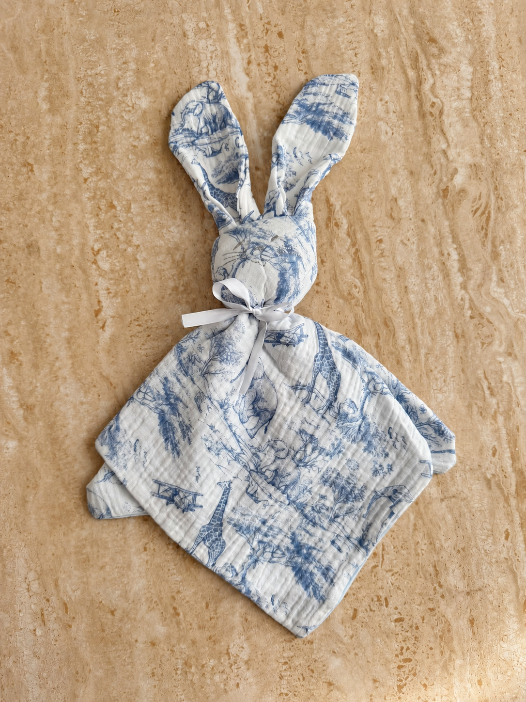 Doudou lapin Safari en toile de Jouy bleue, noué