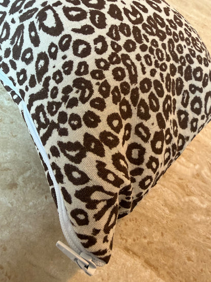 Gros plan sur le motif léopard et la fermeture éclair de la trousse de toilette Léopard