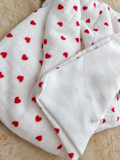 Gros plan sur les petits cœurs rouges du doudou Petit Cœur