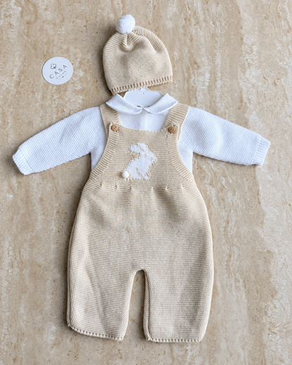 Ensemble bébé Sacha en maille beige : salopette, brassière et bonnet présentés à plat