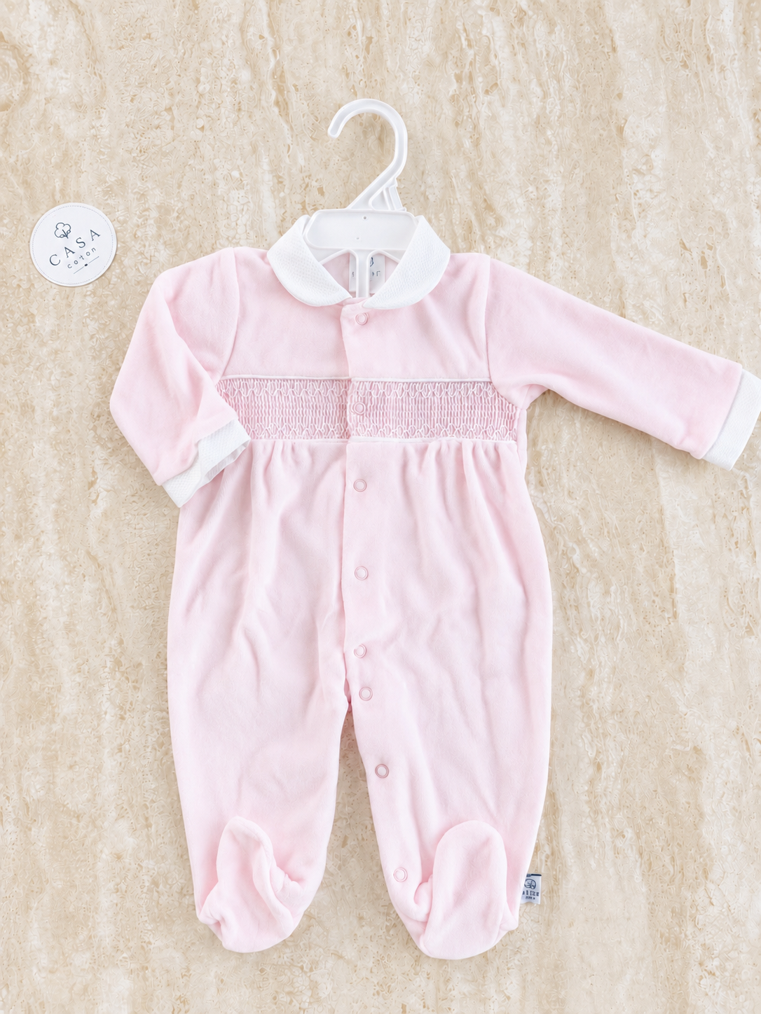 Pyjama bébé Charlie en velours rose poudré, empiècement smocké et col blanc, présenté à plat