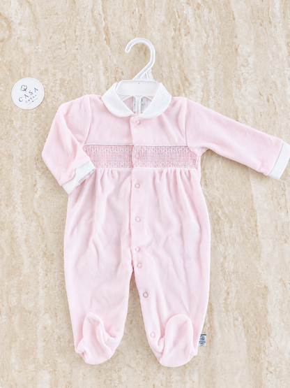Pyjama bébé Charlie en velours rose poudré, empiècement smocké et col blanc, présenté à plat