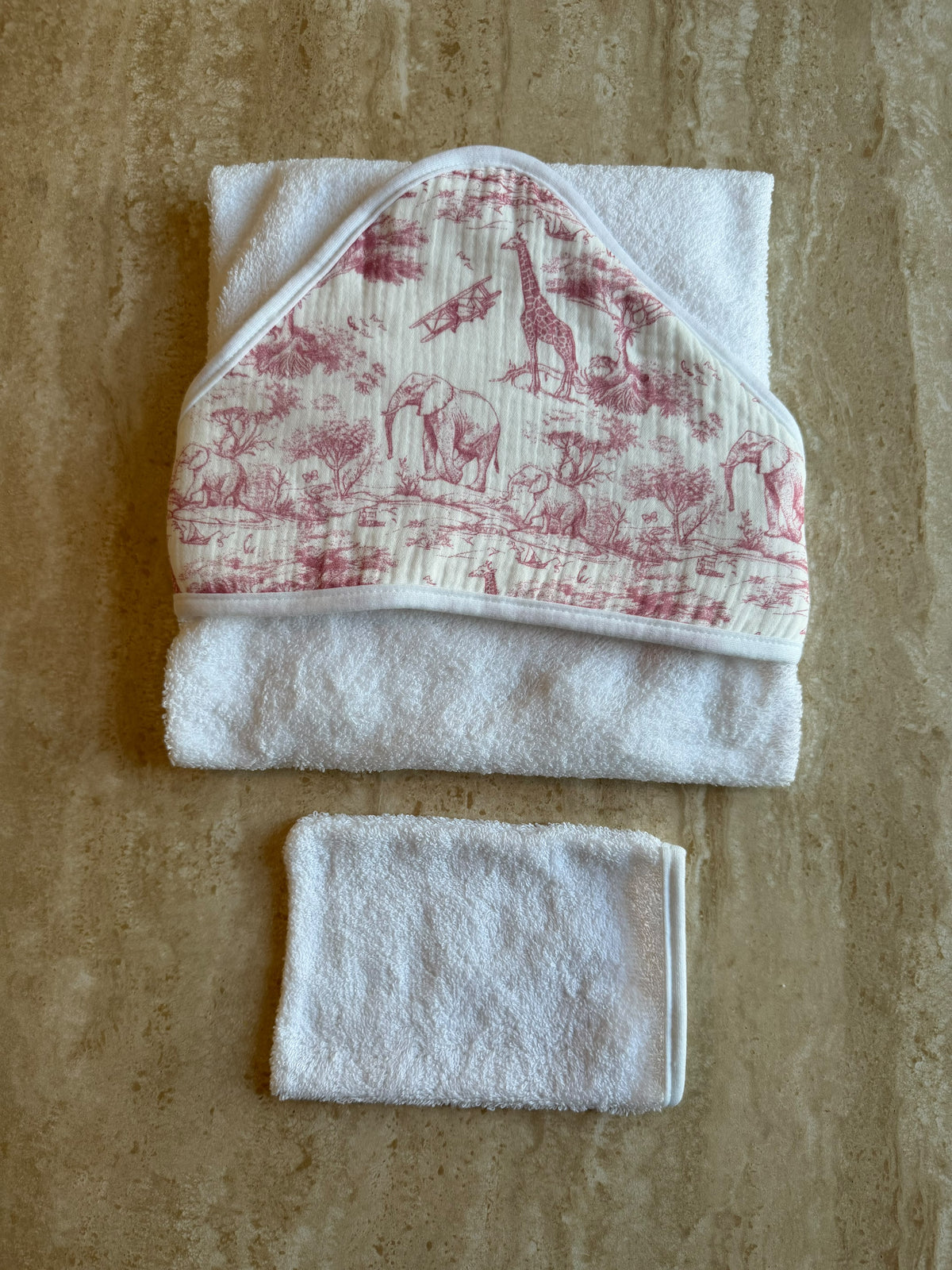 Cape de bain Safari rose pliée avec son gant de toilette assorti