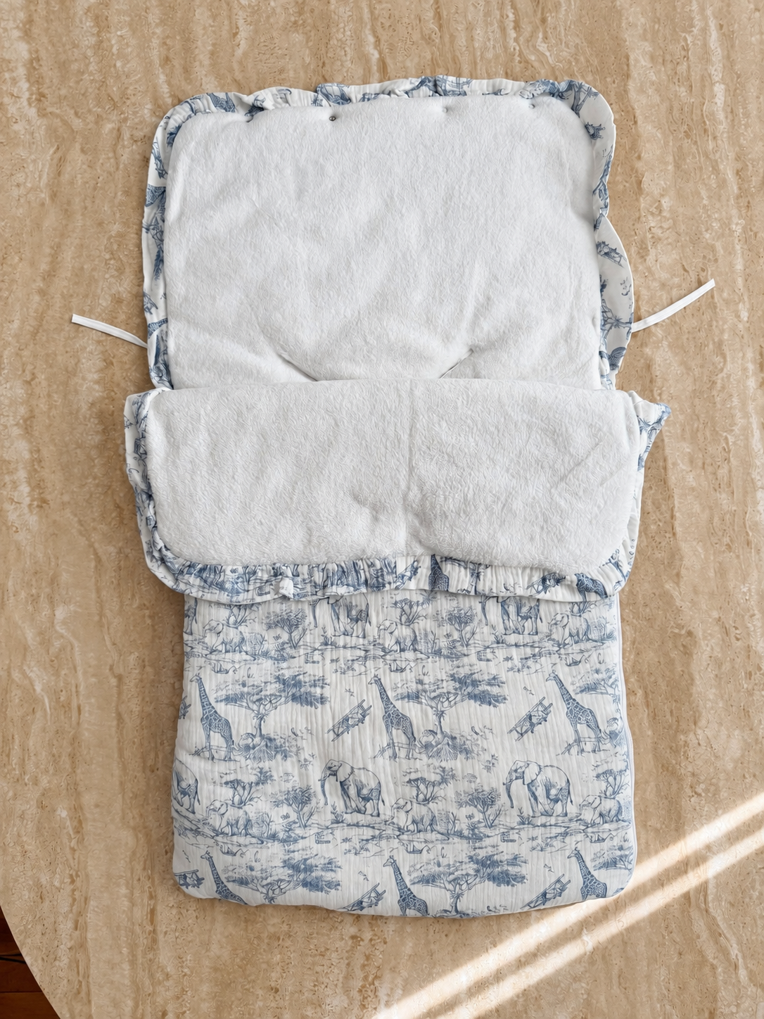 Nid d’ange Safari en toile de Jouy bleue, ouvert, doublure blanche moelleuse