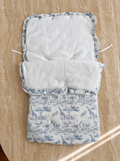 Nid d’ange Safari en toile de Jouy bleue, ouvert, doublure blanche moelleuse