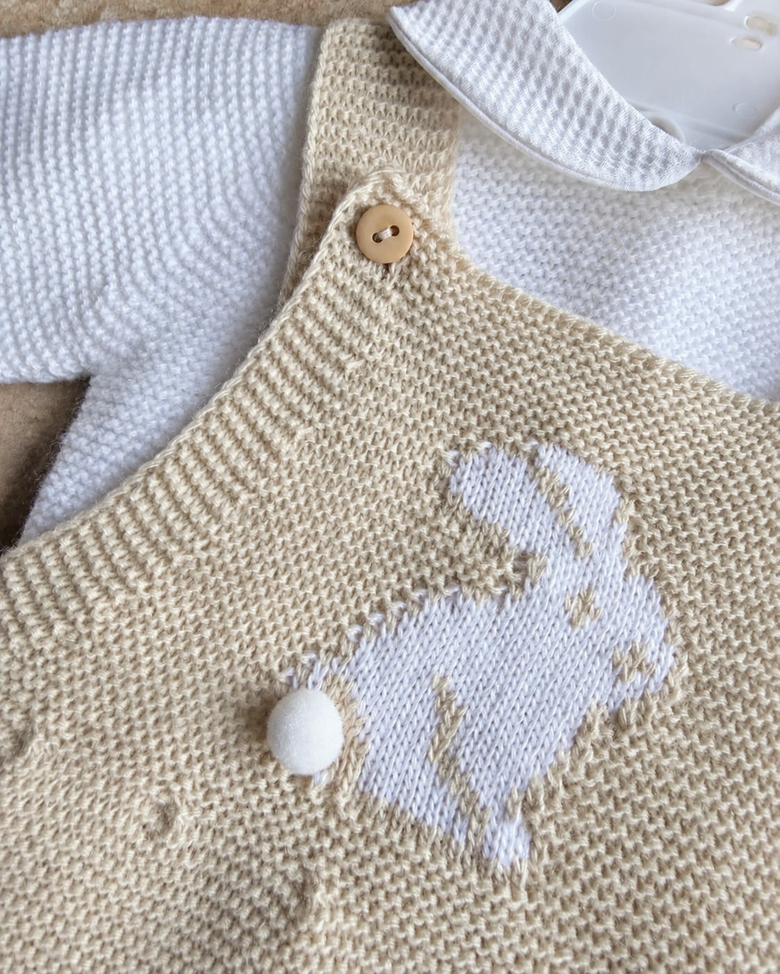 Détail du lapin brodé sur la salopette de l’ensemble bébé Sacha beige