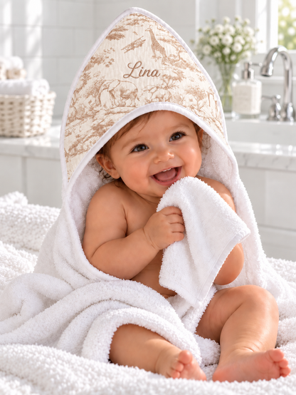 Cape de bain Safari beige portée par un bébé, prénom brodé sur la capuche