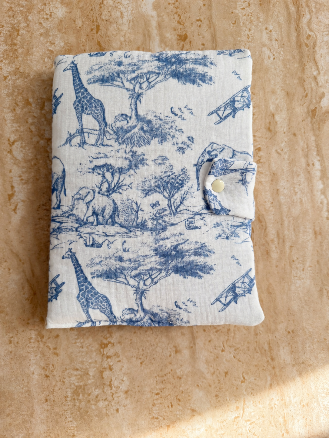 Protège carnet de santé Safari bleu, fermé