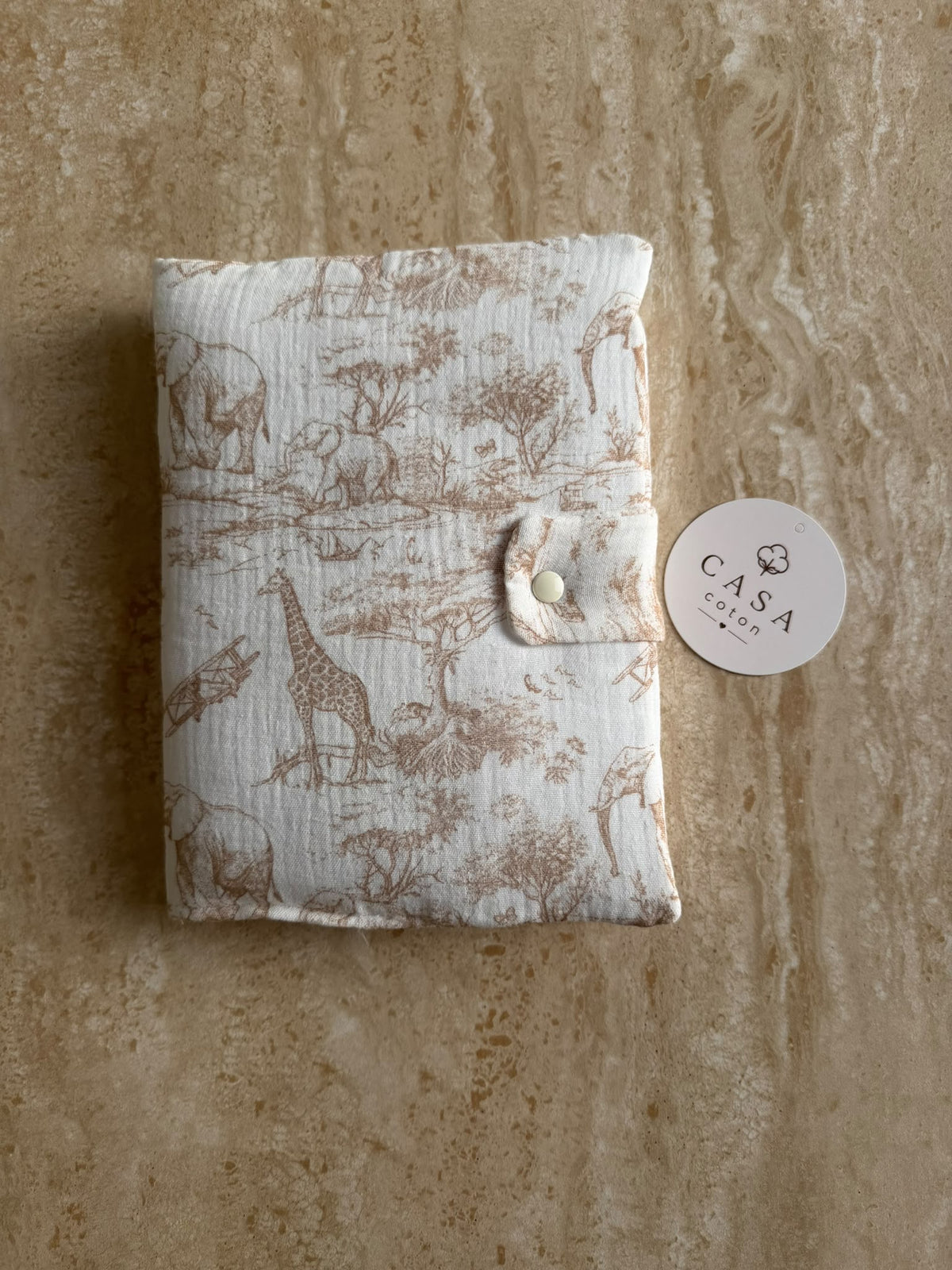 Protège carnet de santé bébé Safari en toile de Jouy beige, prénom brodé