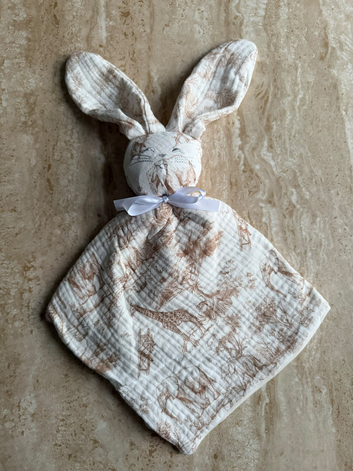 Doudou lapin Safari en toile de Jouy beige, noué