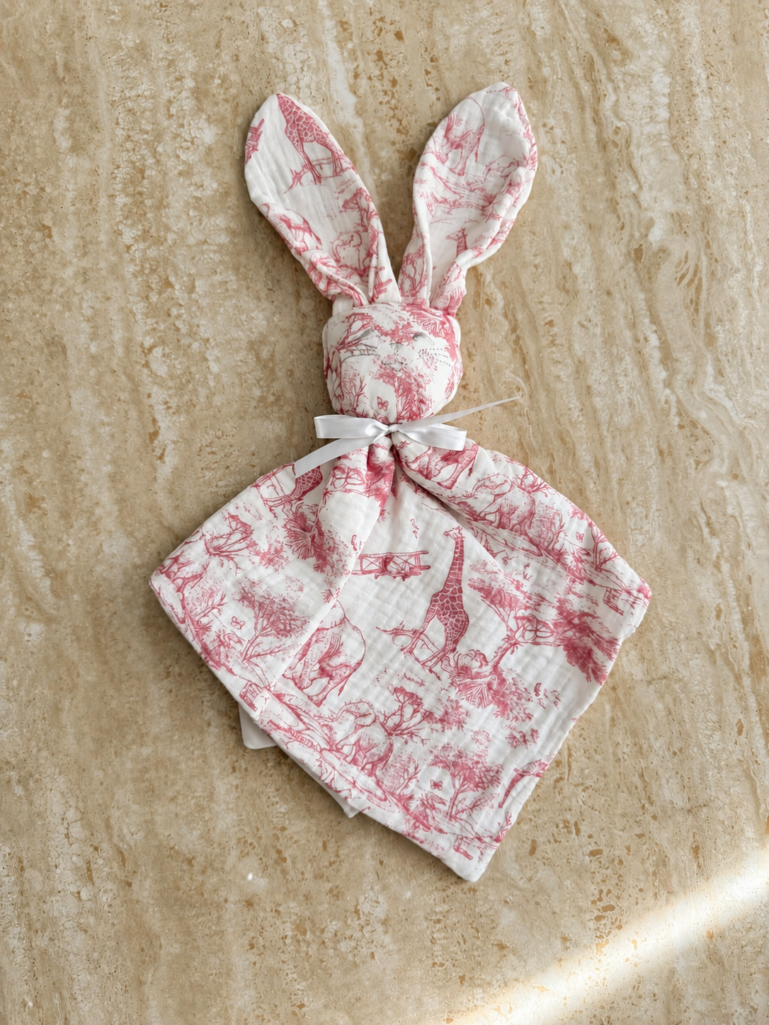 Doudou lapin Safari en toile de Jouy rose, noué
