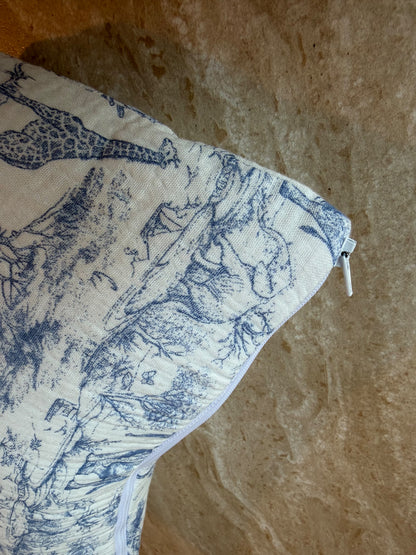 Gros plan sur le motif en toile de Jouy bleue et la fermeture éclair de la trousse de toilette Safari bleue