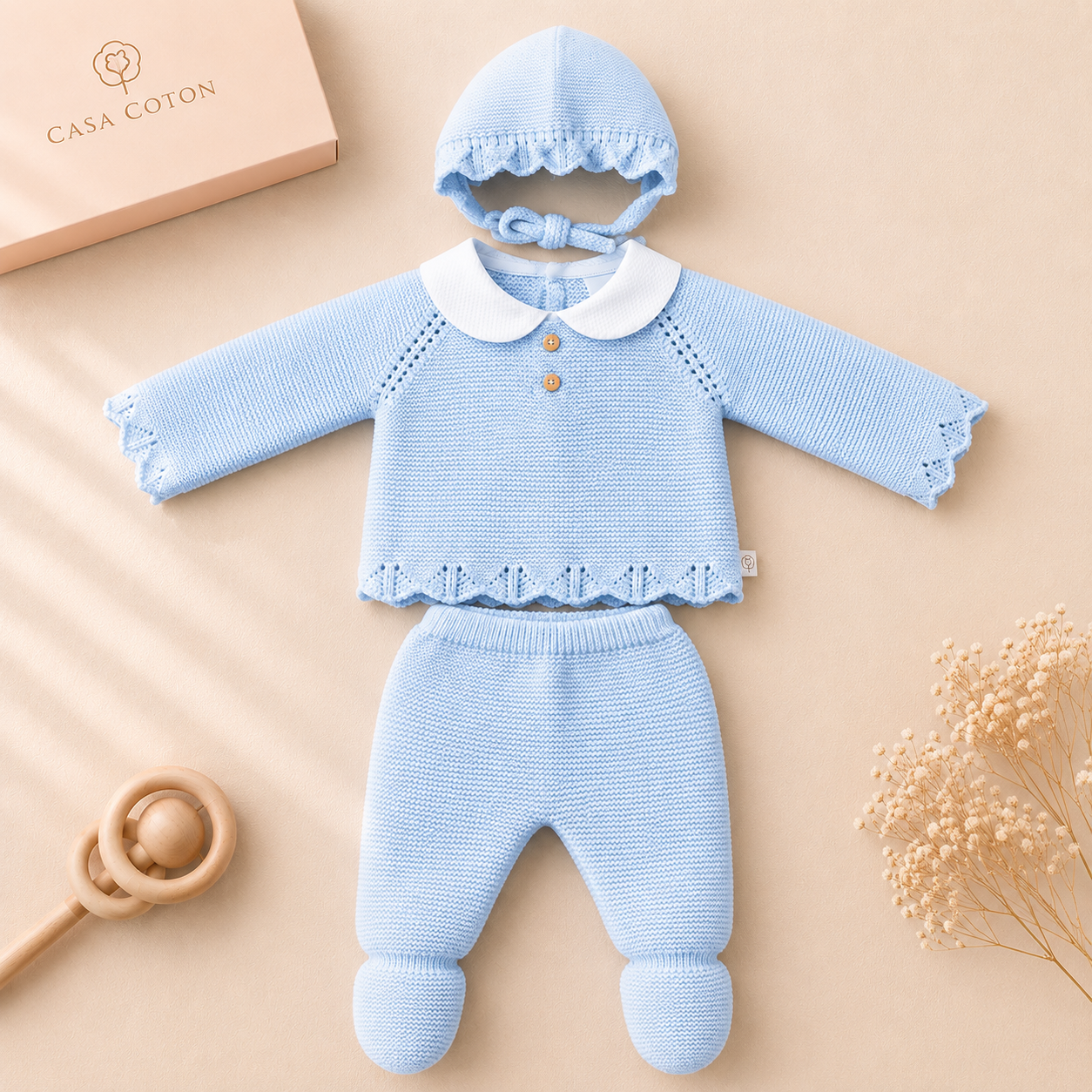 Ensemble bébé Gabriela en maille bleu clair : haut et pantalon à plat