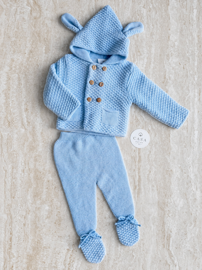 Ensemble bébé Noé en maille bleu ciel, veste croisée à capuche et pantalon présentés à plat