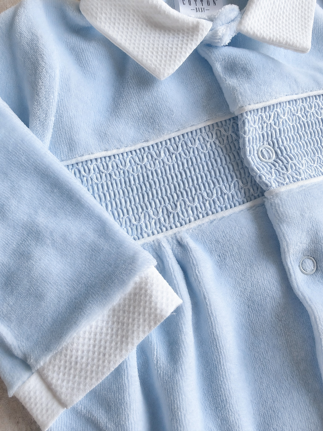 Détail de l’empiècement smocké du pyjama bébé Charlie en velours bleu