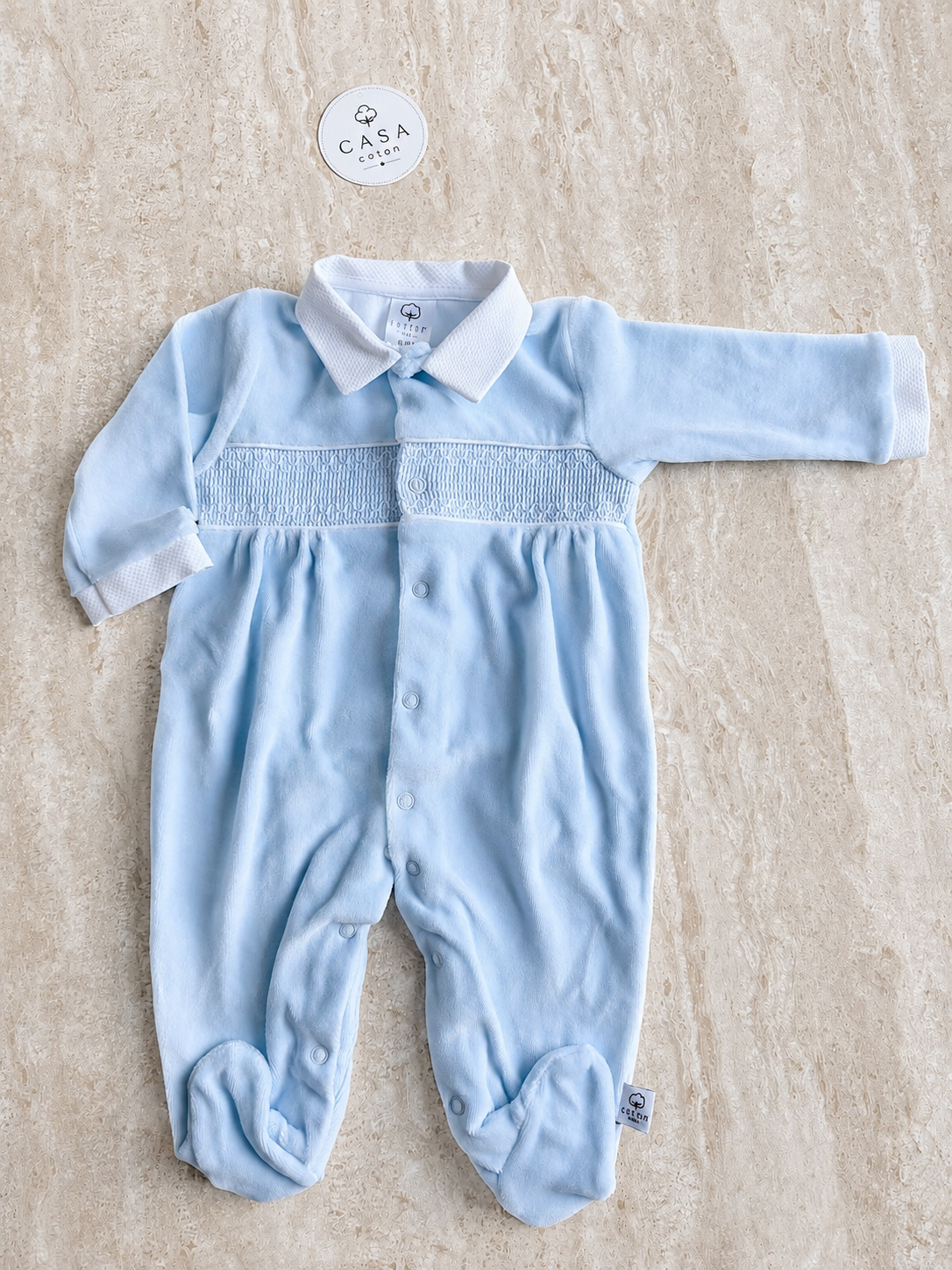 Pyjama bébé Charlie en velours bleu ciel à empiècement smocké, présenté à plat