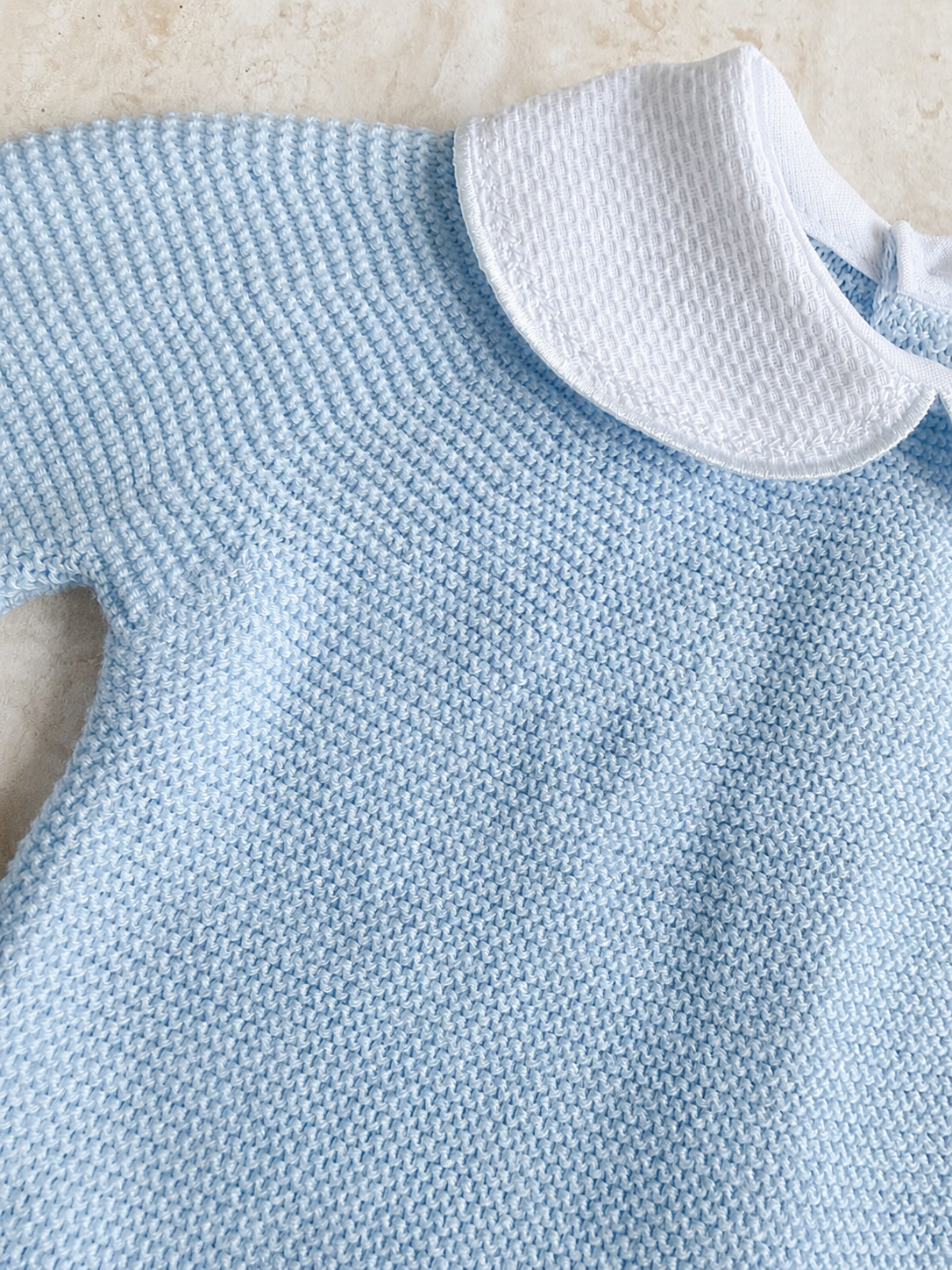 Détail du col et de la maille du pull bébé Gabriel bleu ciel