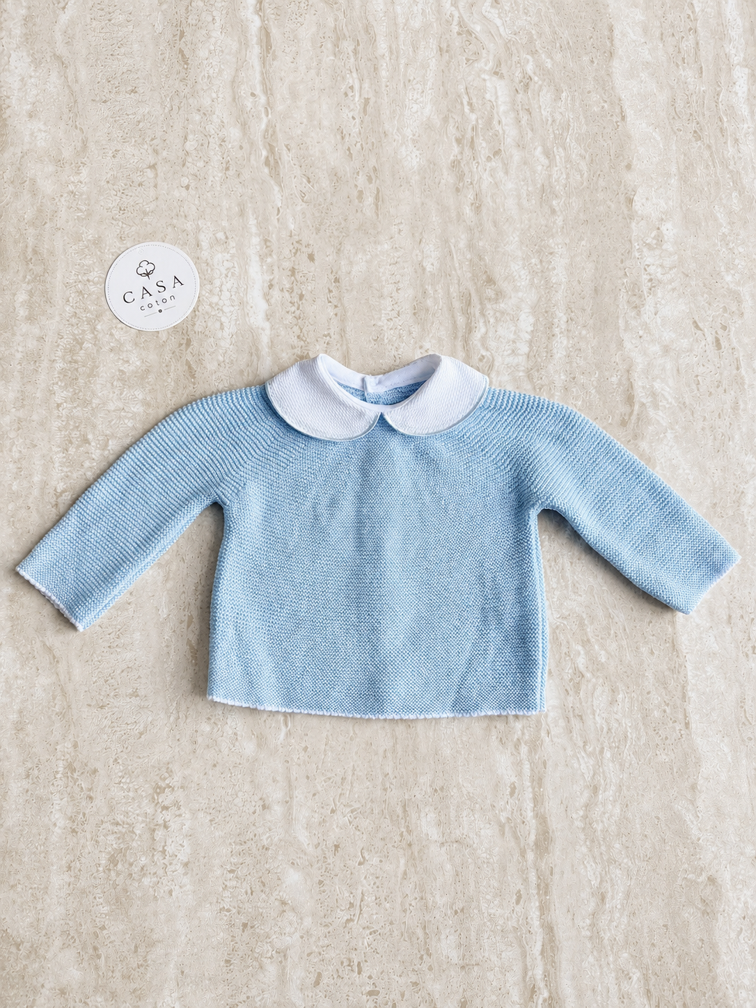 Pull à col bébé Gabriel en maille bleu ciel, présenté à plat