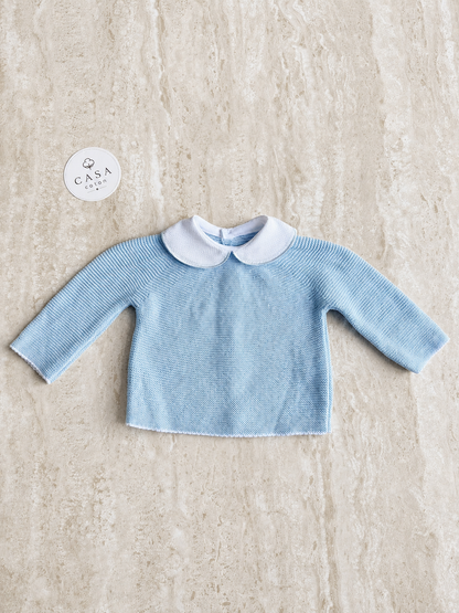 Pull à col bébé Gabriel en maille bleu ciel, présenté à plat
