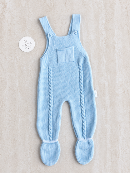 Salopette bébé Gabriel en maille bleu ciel, présentée à plat