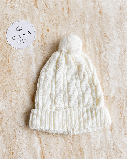 Bonnet bébé Noa en maille blanche à pompon, présenté à plat
