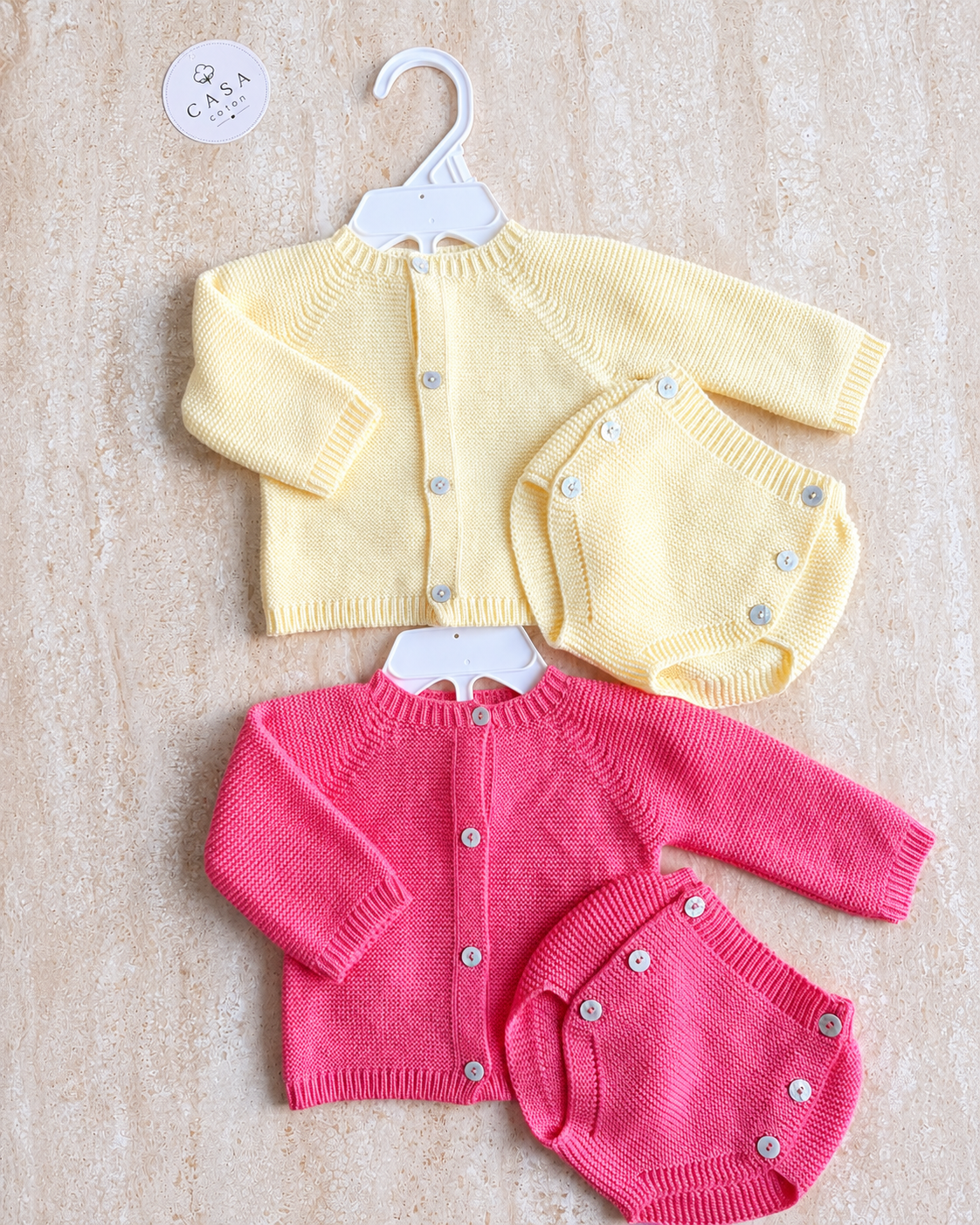 Ensemble bébé Léna en maille, coloris jaune et magenta présentés à plat