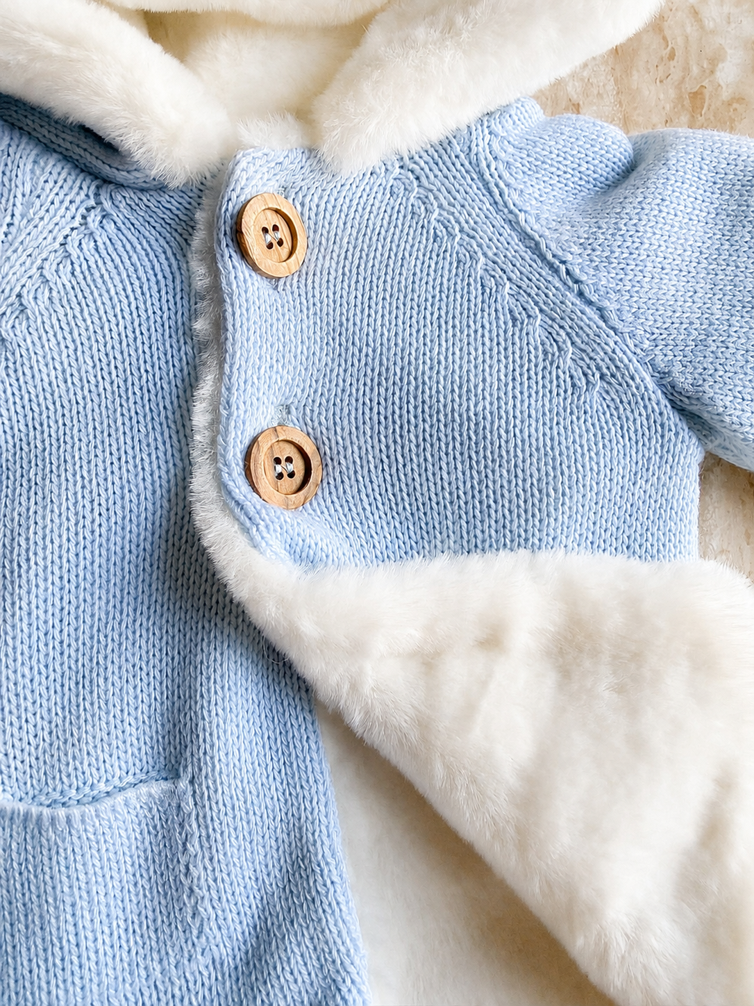 Détail des boutons bois et de la doublure fourrure du manteau bébé Ava bleu