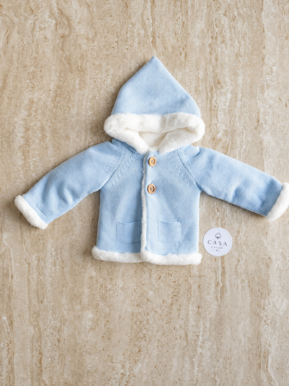 Manteau bébé Ava en maille bleu ciel à capuche doublée de fourrure douce