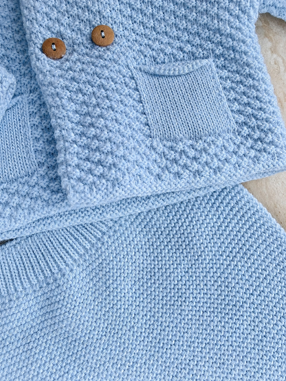 Détail de la maille et de la poche de la veste de l’ensemble bébé Noé bleu