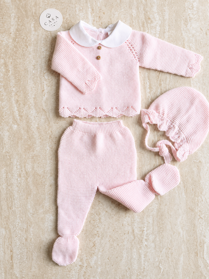 Ensemble bébé Gabriela en maille rose, brassière, pantalon et bonnet présentés à plat