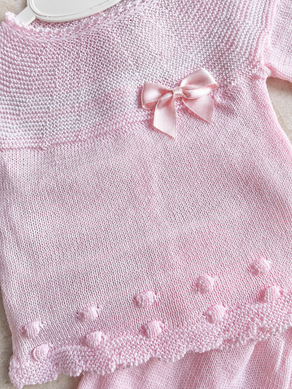 Détail des pois brodés et du nœud de l’ensemble bébé Elena rose