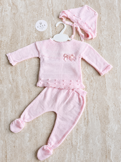 Ensemble bébé Elena en maille rose, brassière, pantalon et bonnet présentés à plat