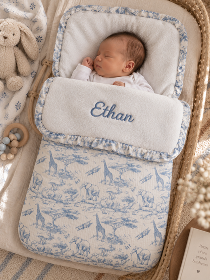 Nid d'ange bébé Safari en toile de Jouy bleue, prénom brodé sur le rabat