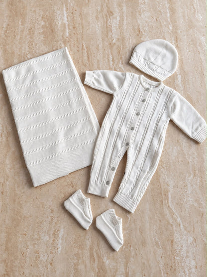 Ensemble de naissance en maille blanche, pièces présentées à plat, prénom brodé