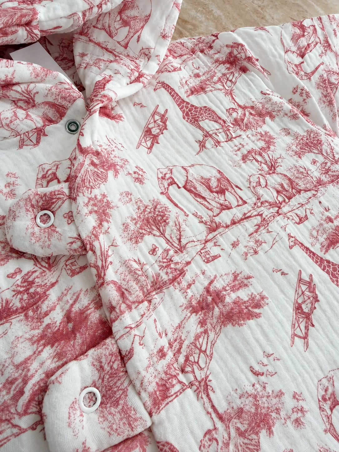 Détail du motif Safari rose et des boutons pression de la combinaison pilote