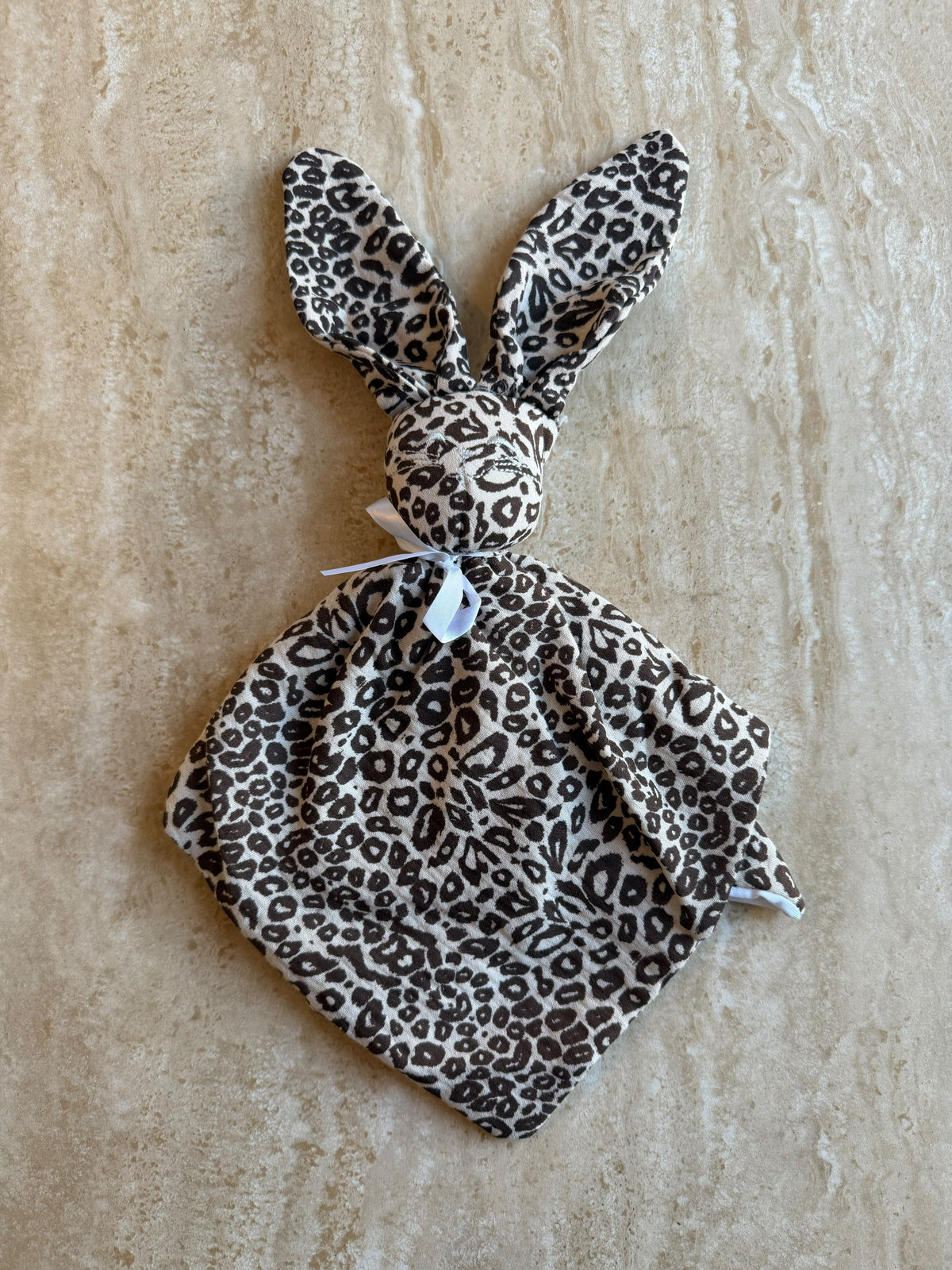 Doudou lapin Léopard noué, vu de dessus