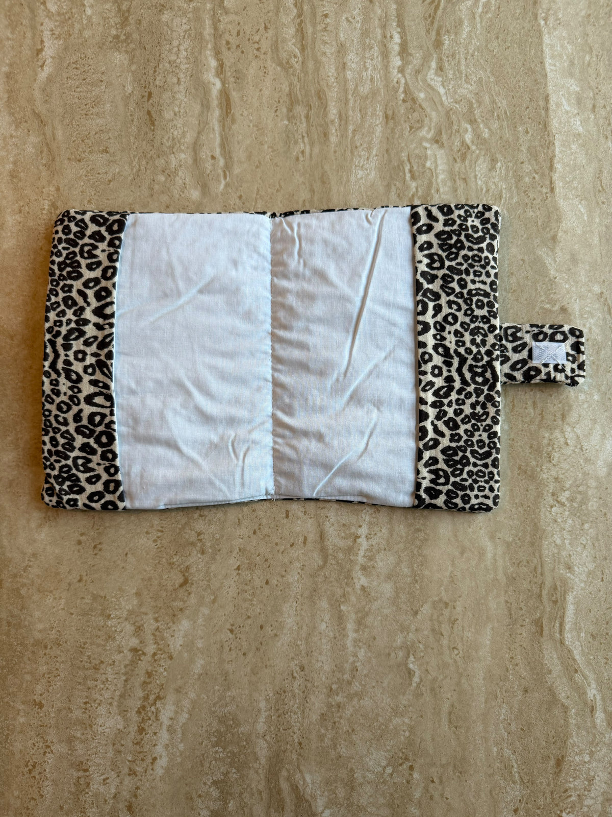 Protège carnet de santé Léopard ouvert, intérieur blanc avec rabats