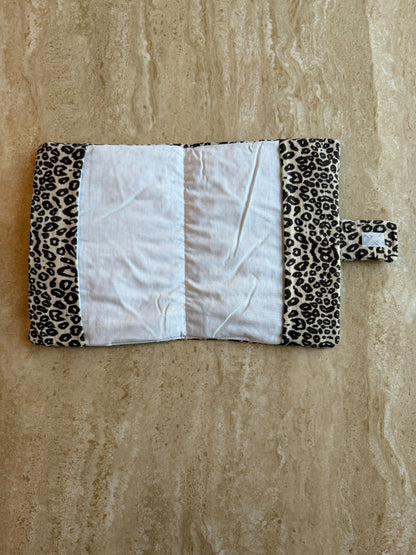 Protège carnet de santé Léopard ouvert, intérieur blanc avec rabats