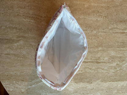 Trousse de toilette Safari rose ouverte, intérieur doublé blanc