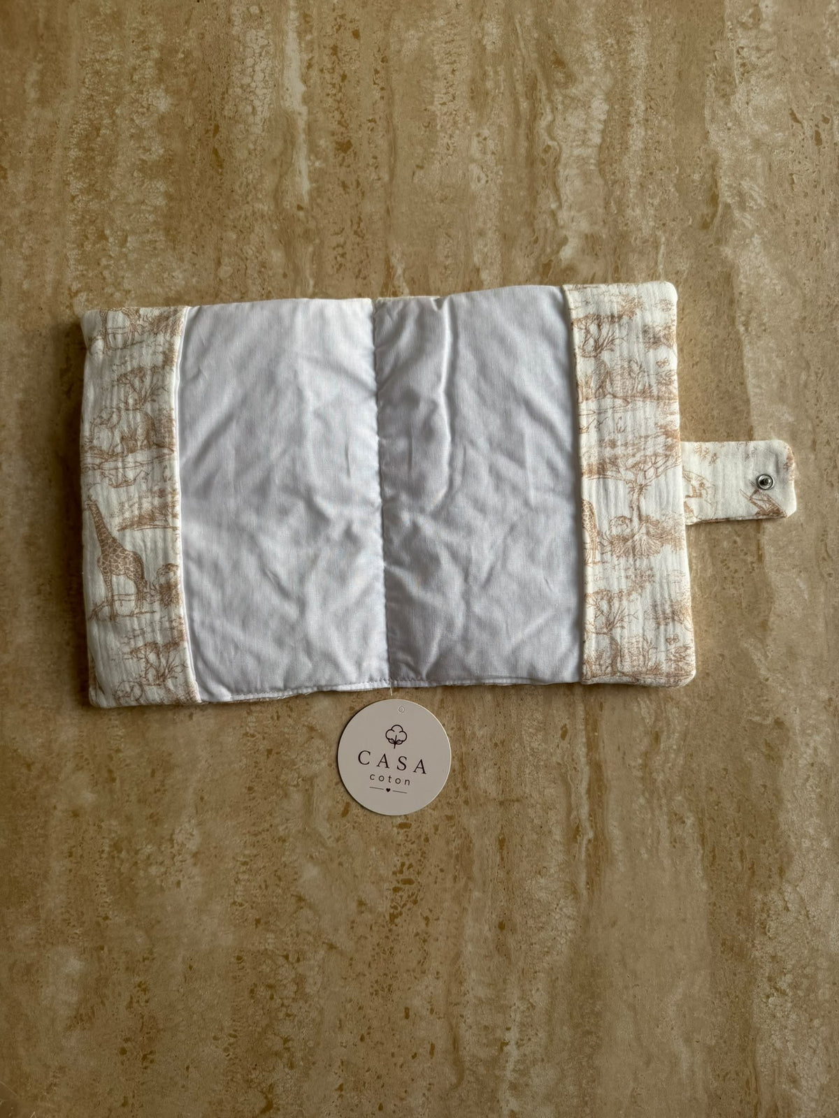 Protège carnet de santé Safari beige, ouvert, intérieur blanc