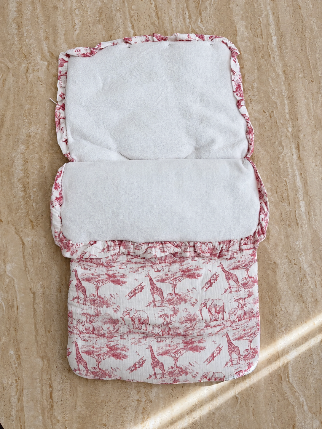 Nid d’ange Safari en toile de Jouy rose, ouvert, doublure blanche moelleuse