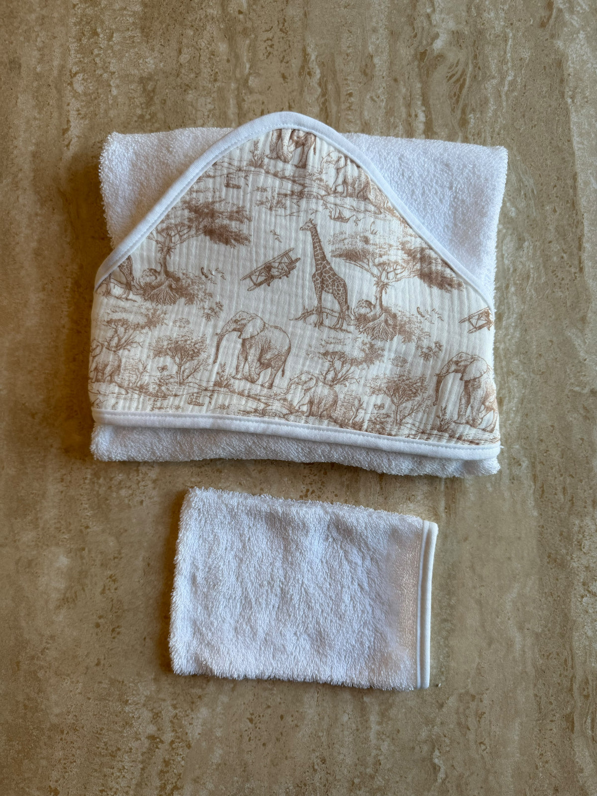 Cape de bain Safari beige pliée avec son gant de toilette assorti